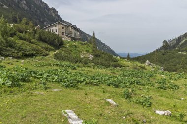 Malyoviska nehir Vadisi üzerinde kara bulutlar ile Manzara, Rila Dağı, Bulgaristan