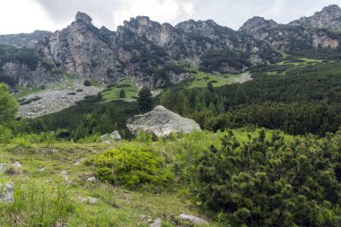 Malyoviska nehir Vadisi üzerinde kara bulutlar ile Manzara, Rila Dağı, Bulgaristan