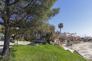 Loutra, Kassandra, Yunanistan - 31 Mart 2019: Loutra tatil beldesi panoraması, Kassandra, Chalkidiki, Orta Makedonya, Yunanistan