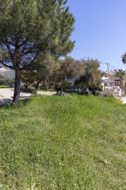 Loutra, Kassandra, Yunanistan - 31 Mart 2019: Loutra tatil beldesi panoraması, Kassandra, Chalkidiki, Orta Makedonya, Yunanistan