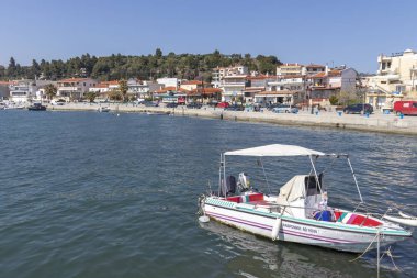 Nea Skioni, Kassandra, Yunanistan - 31 Mart 2019: Nea Skioni tatil beldesi panoraması, Kassandra, Chalkidiki, Orta Makedonya, Yunanistan