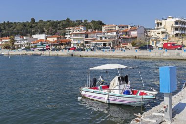 Nea Skioni, Kassandra, Yunanistan - 31 Mart 2019: Nea Skioni tatil beldesi panoraması, Kassandra, Chalkidiki, Orta Makedonya, Yunanistan