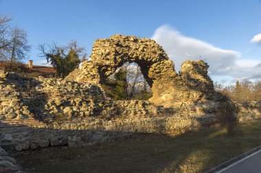 Antik Roma şehri Diocletianopolis, Hisarya kasaba, Plovdiv Bölge, Bulgaristan surlarının kalıntıları gün batımı görünümü