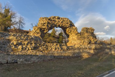 Antik Roma şehri Diocletianopolis, Hisarya kasaba, Plovdiv Bölge, Bulgaristan surlarının kalıntıları gün batımı görünümü