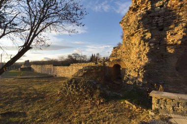 Günbatımı güney kapısı görünümünü Diocletianopolis antik şehir, kasaba Hisarya, Plovdiv Bölge, Bulgaristan içinde Roma surlarının deve know