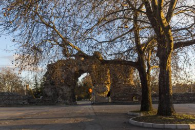 Günbatımı güney kapısı görünümünü Diocletianopolis antik şehir, kasaba Hisarya, Plovdiv Bölge, Bulgaristan içinde Roma surlarının deve know