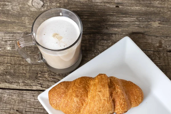 Petit Déjeuner Français Avec Croissant Cappuccino Sur Fond Bois — Photo