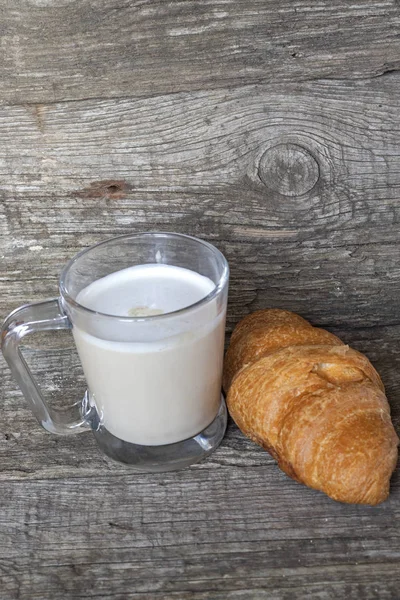 Francia Reggeli Kifli Cappuccinóval Fából Készült Háttérrel — Stock Fotó