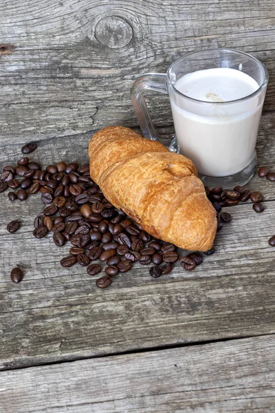 Café Manhã Francês Com Croissant Cappuccino Sobre Fundo Madeira — Fotografia de Stock