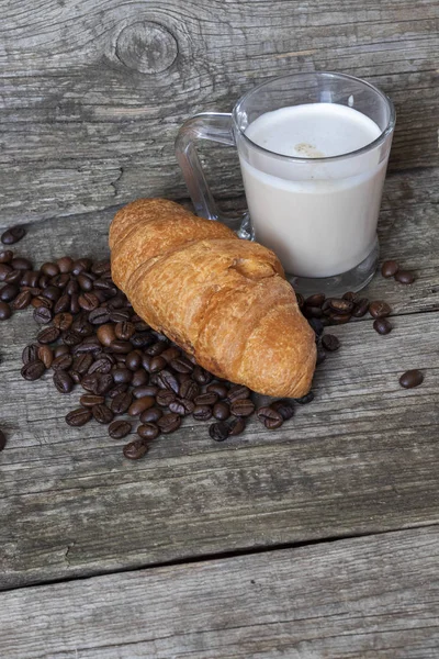 Petit Déjeuner Français Avec Croissant Cappuccino Sur Fond Bois — Photo