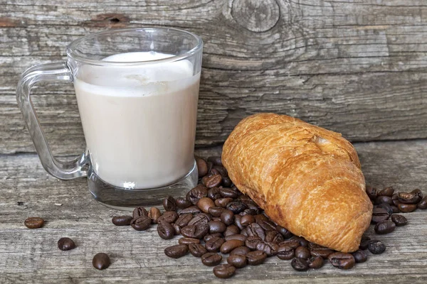 Petit Déjeuner Français Avec Croissant Cappuccino Sur Fond Bois — Photo