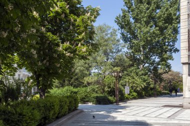 Silistre, Bulgaristan - 1 Mayıs 2008: Silistre şehir merkezinde bina ve sokak, Bulgaristan