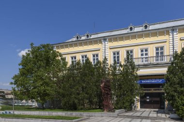 Silistre, Bulgaristan - 1 Mayıs 2008: Silistre şehir merkezinde bina ve sokak, Bulgaristan