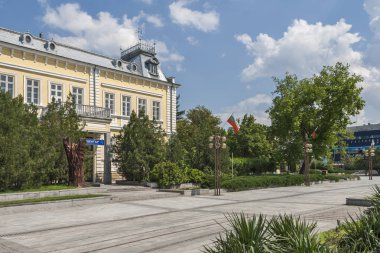 Silistre, Bulgaristan - 1 Mayıs 2008: Silistre şehir merkezinde bina ve sokak, Bulgaristan