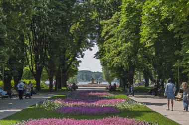 Silistre, Bulgaristan - 1 Mayıs 2008: Silistra şehir merkezinde çiçeklerle park, Bulgaristan