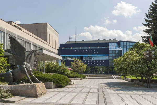 Silistre, Bulgaristan - 1 Mayıs 2008: Silistre şehir merkezinde bina ve sokak, Bulgaristan