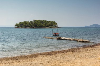 Sithonia yarımadasındaki Koutsoupia Plajı'nın yaz manzarası, Chalkidiki, Orta Makedonya, Yunanistan