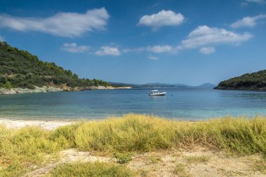 Sithonia yarımadasındaki Vathi Plajı'nın yaz manzarası, Chalkidiki, Orta Makedonya, Yunanistan