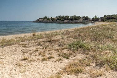 Sithonia yarımadasındaki Stiladario Plajı'nın yaz manzarası, Chalkidiki, Orta Makedonya, Yunanistan