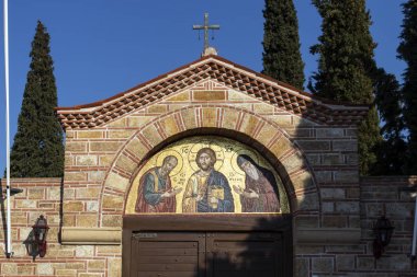 Souroti, Yunanistan - 31 Mart 2019: Selanik yakınlarındaki St. John Theolog, St. Paisios Athonite ve St. Arsenios'un Manastırı Souroti'nin dış görünümü