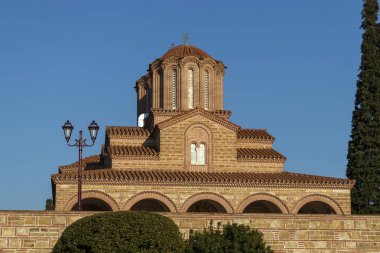 Souroti, Yunanistan - 31 Mart 2019: Selanik yakınlarındaki St. John Theolog, St. Paisios Athonite ve St. Arsenios'un Manastırı Souroti'nin dış görünümü