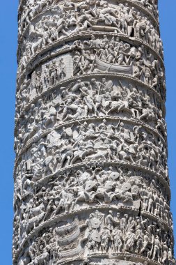 Roma, İtalya şehrinde Palazzo Chigi önünde antik Marcus Aurelius Sütunmimari detay