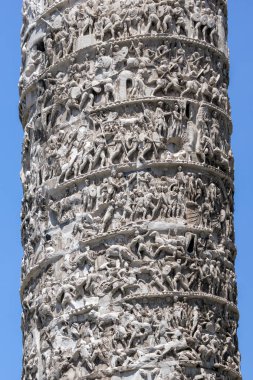 Roma, İtalya şehrinde Palazzo Chigi önünde antik Marcus Aurelius Sütunmimari detay