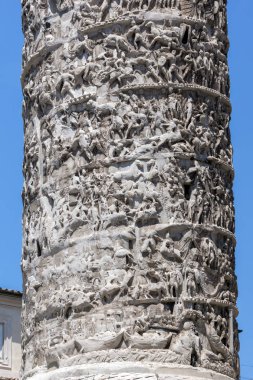 Roma, İtalya şehrinde Palazzo Chigi önünde antik Marcus Aurelius Sütunmimari detay
