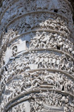 Roma, İtalya şehrinde Palazzo Chigi önünde antik Marcus Aurelius Sütunmimari detay