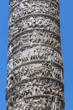 Roma, İtalya şehrinde Palazzo Chigi önünde antik Marcus Aurelius Sütunmimari detay
