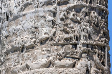 Roma, İtalya şehrinde Palazzo Chigi önünde antik Marcus Aurelius Sütunmimari detay