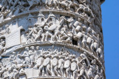 Roma, İtalya şehrinde Palazzo Chigi önünde antik Marcus Aurelius Sütunmimari detay