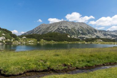 Pirin Dağı'nda Muratovo (Hvoynato) gölünün Muhteşem Yaz manzarası, Bulgaristan