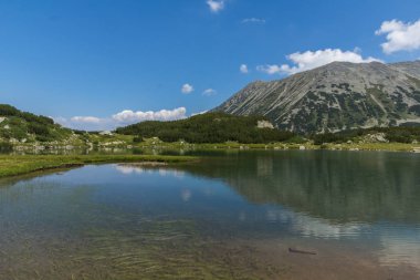 Pirin Dağı'nda Muratovo (Hvoynato) gölünün Muhteşem Yaz manzarası, Bulgaristan