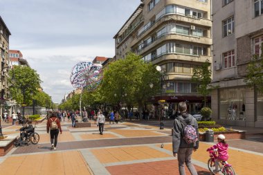 Sofya, Bulgaristan - 21 Nisan 2019: Sofya şehrinde Vitosha Bulvarı'nda yürüyen insanlar, Bulgaristan