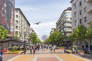 Sofya, Bulgaristan - 21 Nisan 2019: Sofya şehrinde Vitosha Bulvarı'nda yürüyen insanlar, Bulgaristan