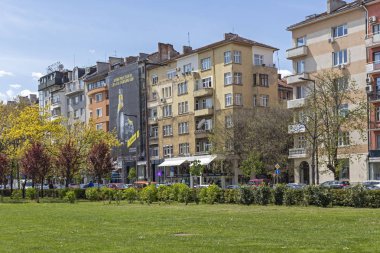 Sofya, Bulgaristan - 21 Nisan 2019: Sofya şehrinde Vitosha Bulvarı'nda yürüyen insanlar, Bulgaristan