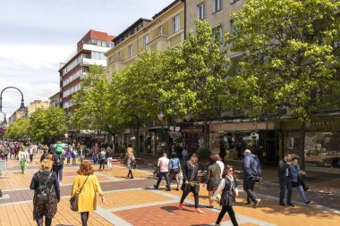 Sofya, Bulgaristan - 21 Nisan 2019: Sofya şehrinde Vitosha Bulvarı'nda yürüyen insanlar, Bulgaristan