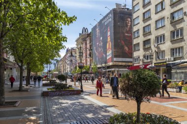 Sofya, Bulgaristan - 21 Nisan 2019: Sofya şehrinde Vitosha Bulvarı'nda yürüyen insanlar, Bulgaristan