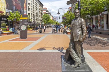 Sofya, Bulgaristan - 21 Nisan 2019: Sofya şehrinde Vitosha Bulvarı'nda yürüyen insanlar, Bulgaristan