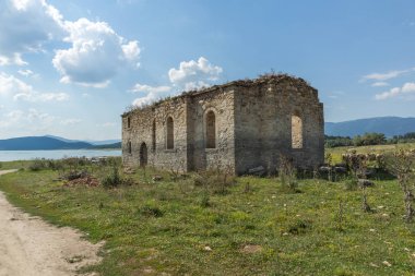 Zhrebchevo Rezervuarı'nın dibindeki Rila'lı Aziz John Antik Ortaçağ Doğu Ortodoks kilisesi, Sliven Bölgesi, Bulgaristan