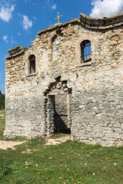 Zhrebchevo Rezervuarı'nın dibindeki Rila'lı Aziz John Antik Ortaçağ Doğu Ortodoks kilisesi, Sliven Bölgesi, Bulgaristan