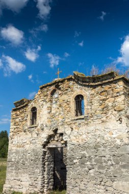 Zhrebchevo Rezervuarı'nın dibindeki Rila'lı Aziz John Antik Ortaçağ Doğu Ortodoks kilisesi, Sliven Bölgesi, Bulgaristan