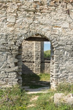 Zhrebchevo Rezervuarı'nın dibindeki Rila'lı Aziz John Antik Ortaçağ Doğu Ortodoks kilisesi, Sliven Bölgesi, Bulgaristan