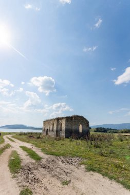 Zhrebchevo Rezervuarı'nın dibindeki Rila'lı Aziz John Antik Ortaçağ Doğu Ortodoks kilisesi, Sliven Bölgesi, Bulgaristan