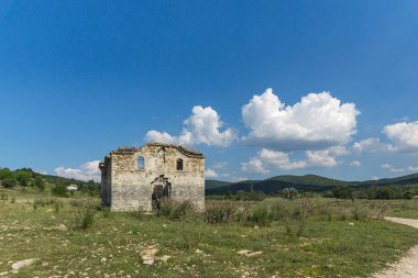 Zhrebchevo Rezervuarı'nın dibindeki Rila'lı Aziz John Antik Ortaçağ Doğu Ortodoks kilisesi, Sliven Bölgesi, Bulgaristan