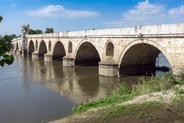Edirne şehir, Doğu Trakya, Türkiye'de Meriç Nehri üzerinden Osmanlı İmparatorluğu döneminden Ortaçağ Köprüsü