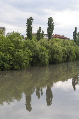 Yambol, Bulgaristan - 3 Mayıs 2008: Tundzha Nehri Bulgaristan 'ın Yambol kentinden geçiyor