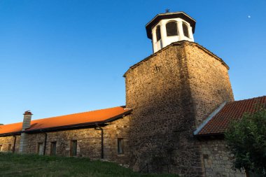 Lesnovo Manastırı, Kuzey Makedonya - 21 Temmuz 2018: Kuzey Makedonya Cumhuriyeti,Lesnovo'lu Aziz Başmelek Michael ve Aziz Hermit Gabriel'in Lesnovo Manastırı'nın gün batımı manzarası