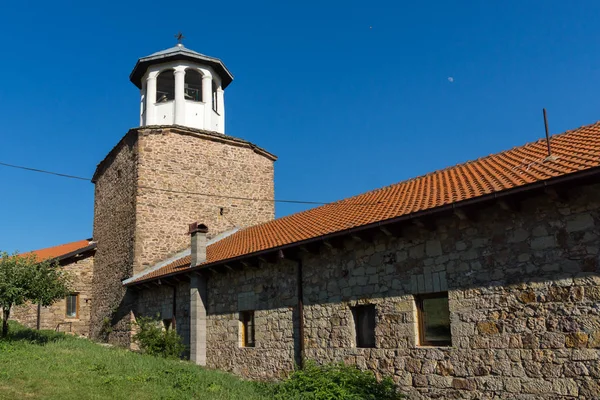 Lesnovo Manastırı, Kuzey Makedonya - 21 Temmuz 2018: Kuzey Makedonya Cumhuriyeti,Lesnovo'lu Aziz Başmelek Michael ve Aziz Hermit Gabriel'in Lesnovo Manastırı'nın gün batımı manzarası
